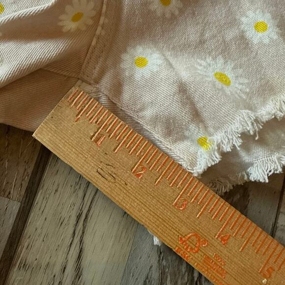 Altar'd State Denim Daisy Print Shorts Large Raw Frayed Hem Retro Stretch NEW - Picture 9 of 10